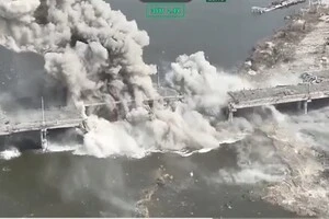 Українські війська застосували британські безпілотники для знищення мосту