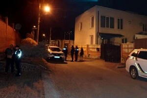 На місце події негайно прибули слідчо-оперативна група та медики   