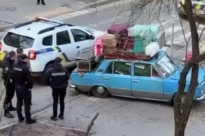 18 курей на багажнику та пес у салоні: мережу зворушив вдівець-переселенець (відео)