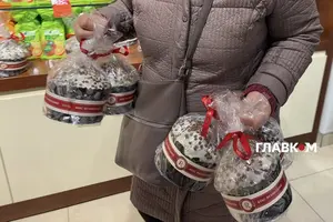 У столиці вже другий рік поспіль спостерігається справжній ажіотаж навколо великоднього кексу від компанії «Рошен»