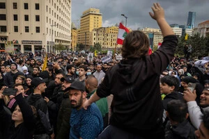 У Бейруті демонстранти, включаючи прихильників «Хезболли», протестують проти прямих переговорів між Ізраїлем та урядом Лівану