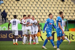 Гравці «Металіста 1925» святкують перемогу над «Динамо»