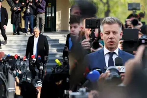 У перегонах беруть участь п'ять партій, проте основне протистояння розгортається між «Фідес» Віктора Орбана та опозиційною партією «Тиса» Петера Мадяра