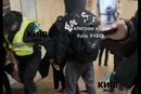 У метро Києва поліція затримала чоловіка, який почав роздягатися