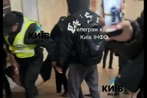 Четверо поліцейських винесли чоловіка з метро 