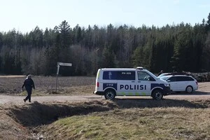 Дрон виявили в лісі вдень, поліція оточила місце знахідки та почала розслідування