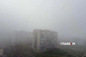 Через туман на дорогах слід бути вкрай уважними та обережними