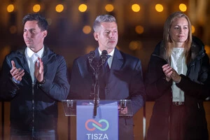 Лідер партії «Тиса» (по центру) оголосив про розворот зовнішньої політики Угорщини