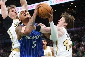 Шульга (праворуч) допоміг «Бостону» перемогти «Орландо»