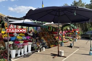 Квітковий базар перед входом у кладовище «Лісове» у Києві