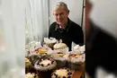 84-річний мешканець Сум, який три роки поспіль самотужки пече паски, став зіркою мережі (фото) 