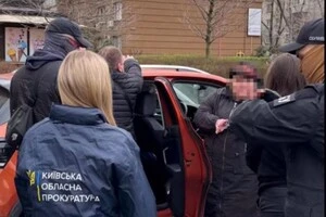 Подружжя затримали під час отримання останньої частини хабаря