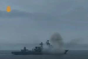 Корабель зазнав серйозних пошкоджень, загорівся, а після спроб буксирування затонув 14 квітня