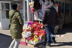 Кількість яток зі штучними квітами перед поминальними днями помітно зростає