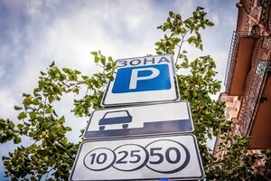 У більшості районів міста старі таблички вже демонтовано, триває підготовка до друку оновлених