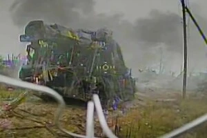 Під Вовчанськом українські дронарі знищили рідкісну ворожу машину з протирадіаційним захистом (відео)