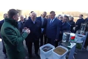 На очах у Лукашенка білоруський чиновник почав їсти корм для форелі