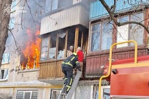  За допомогою розсувної драбини рятувальники евакуювали людей із палаючої квартири