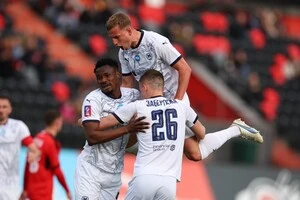 Петер Ітодо (ліворуч) приймає вітання одноклубників