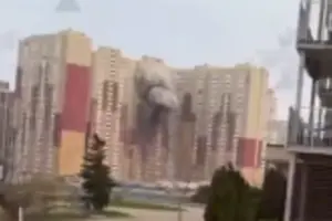 У Києві дрон влетів у багатоповерхівку: удар потрапив на відео