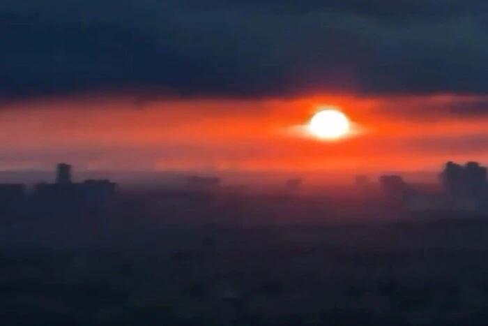 Світанок у чорних тонах: моторошні кадри затягнутого димом Києва після атаки РФ (відео)