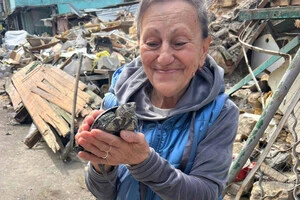 Мешканка зруйнованого будинку в Одесі Тамара зі своїм улюбленцем