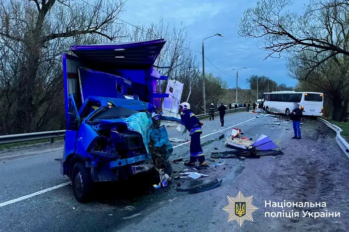 На Вінниччині вантажівка зіштовхнулась з автобусом: є загиблий