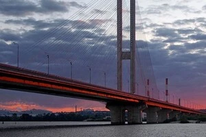 Південний міст – найвищий міст Києва (133 м) через Дніпро. Вантова споруда розташована у Голосіївському та Дарницькому районах