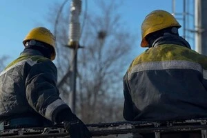 Ремонтні бригади усувають наслідки атаки. Ілюстративне фото