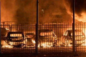 У результаті пожежі на парковці вигоріло близько 60 машин