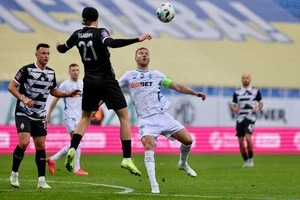 Андрій Ярмоленко (в центрі) мчить до рекорду всіх часів