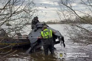 Вибухотехніки вантажать безпілотник для подальшого контрольованого знищення на спеціалізованому полігоні