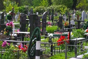 Прикмети про те, що щось потрібно залишати на могилі для покійного, не мають християнського підґрунтя