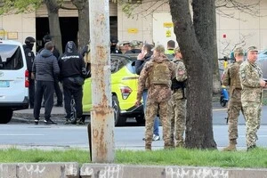 Чоловік забарикадувався у приміщенні супермаркету та утримував заручників