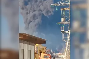 Над Туапсе нависає густий чорний дим після атаки 20 квітня 2026 року