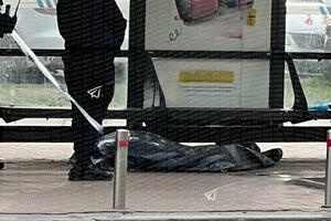 На зупинці біля метро «Палац Україна» померла людина (фото)