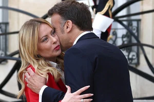  Джорджія Мелоні та Еммануель Макрон зустрілися на саміті в Парижі