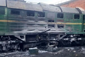 Унаслідок обстрілу пошкоджено рухомий склад, ремонтні цехи депо, елементи контактної мережі та енергоживлення, будівлю вокзалу