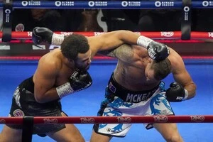 21-річний британець Мозес Ітаума (ліворуч) дебютував на професійному рингу у 2023 році