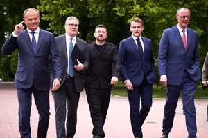 Зліва направо: прем'єр-міністр Польщі Дональд Туск, прем'єр-міністр Великої Британії Кір Стармер, президент України Володимир Зеленський, президент Франції Емманюель Макрон та прем'єр-міністр Німеччини Фрідріх Мерц