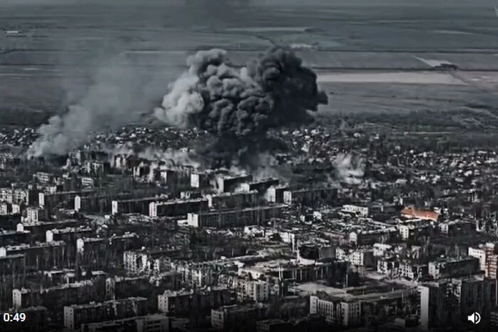 Ворог вдарив тритонною авіабомбою по Костянтинівці: знесло цілий квартал багатоповерхівок (відео)