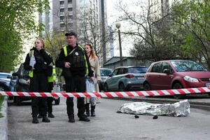 18 квітня у Голосіївському районі столиці чоловік з карабіном вбив шестеро цивільних. Сьомий потерпілий помер у лікарні