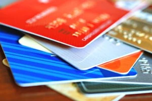 Транзакції, зняття готівки та онлайн-оплати стали недоступними у десятках країн Європи