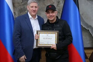 Цзю (праворуч) провів зустріч з «прем'єр-міністром ДНР» Чертковим