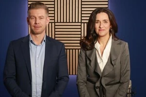 Петер Мадяр та його радниця з зовнішньої політики Аніта Орбан