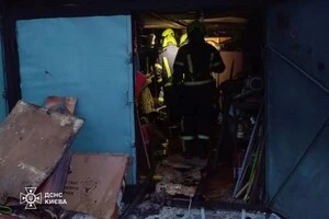 Прибувши на місце, вогнеборці встановили, що вогонь охопив територію гаража