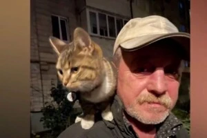 Двірник «дядя Саша» зі своїм улюбленим котом