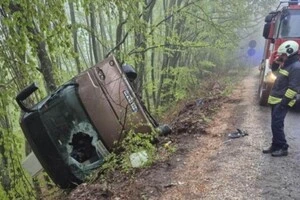 Автобус врізався в групу людей, з’їхав у кювет і перекинувся