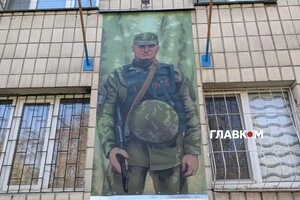 Портрет захисника України Володимира Пирогова на будинку, де останні роки жив воїн