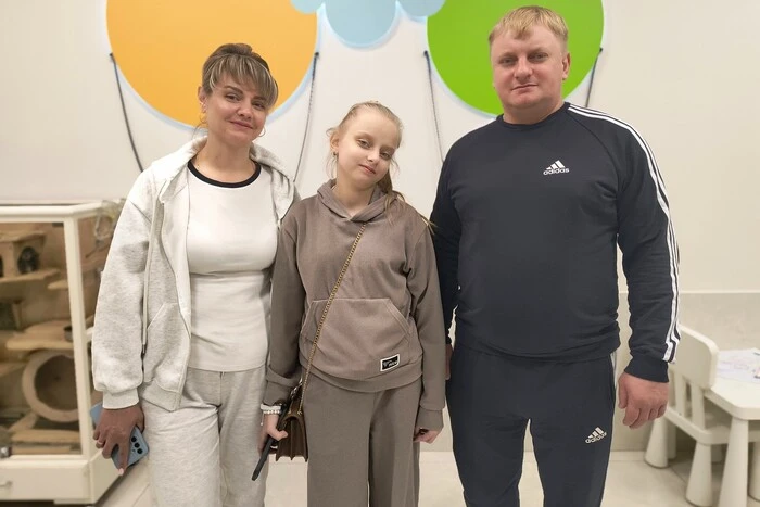 Лікарі пересадили 13-річній дівчинці з Харкова нирку від тата, а частину печінки від мами (фото)